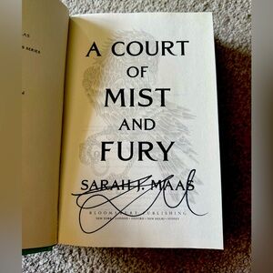 Sarah J Maas autograph